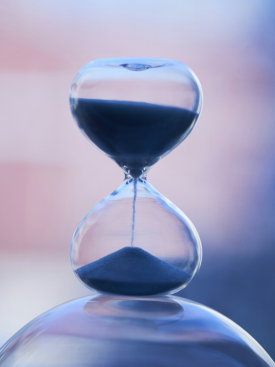 Experienced psychic medium and hourglass giving guidance during a reading about life timing and future events.